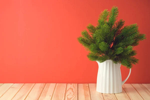 Concepto de celebración navideña con ramas de pino en —  Fotos de Stock