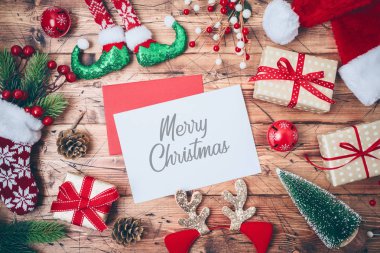 Noel tebrik kartı, hediye kutuları, Noel Baba şapkası ve süslemeleri.
