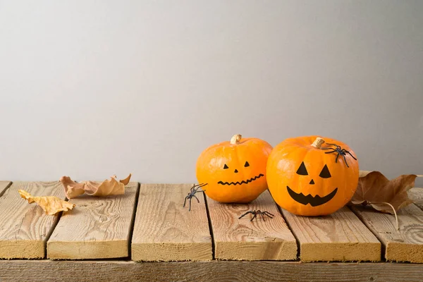 Conceito de férias de Halloween com jack o abóbora lanterna e outono — Fotografia de Stock