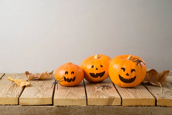 Concetto di festa di Halloween con zucca jack o lanterna e autunno — Foto Stock
