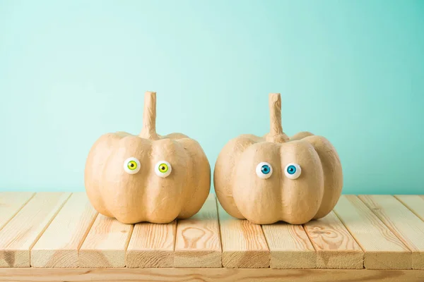 Concetto di festa di Halloween con simpatico arredamento divertente zucca su legno — Foto Stock