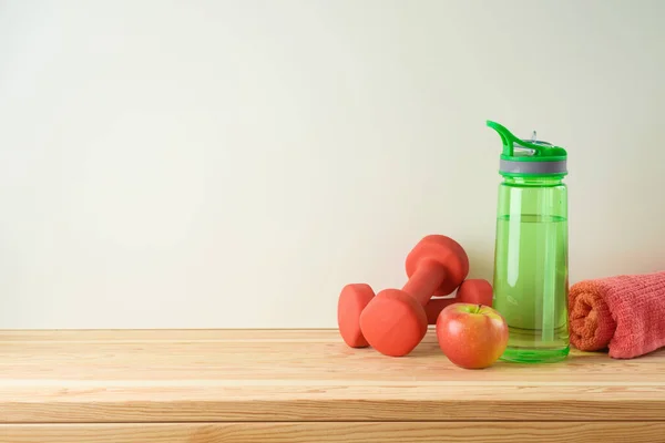 Fitness Zdravý Životní Styl Pozadí Lahví Vody Činky Jablko Dřevěném — Stock fotografie