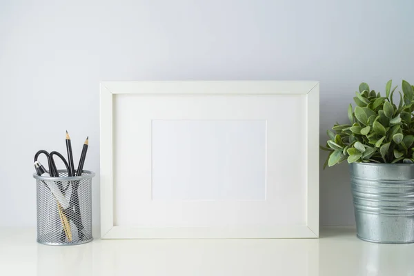 用铅笔和家用植物装饰的白色框架 — 图库照片