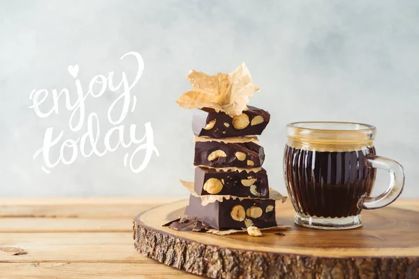 Наслаждайтесь Сегодня Концепцией Мотивации Темный Шоколад Чашкой Кофе Деревянном Столе — стоковое фото