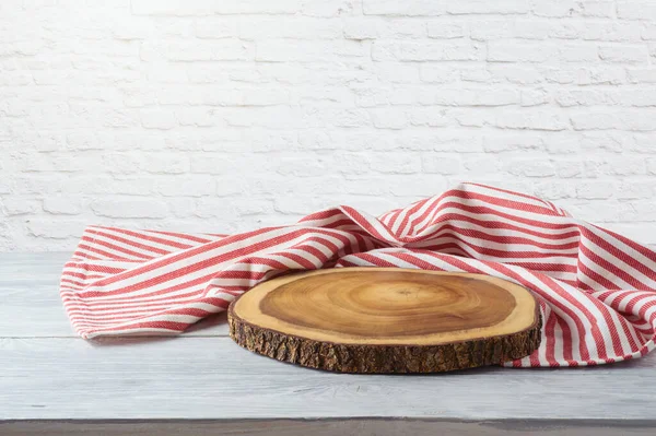 白いレンガの壁の背景にテーブルクロスと木製のボードと空の木製のテーブル デザインのためのキッチンモックアップ — ストック写真