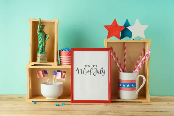 独立日快乐 7月4日的庆祝理念 木桌上有相框和爱国家居装饰 — 图库照片