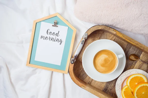 Taza Café Naranjas Frescas Bandeja Madera Sobre Fondo Cama Mañana — Foto de Stock