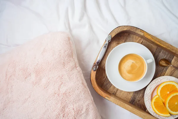 Tazza Caffè Arance Fresche Vassoio Legno Sfondo Letto Mattina Vista — Foto Stock