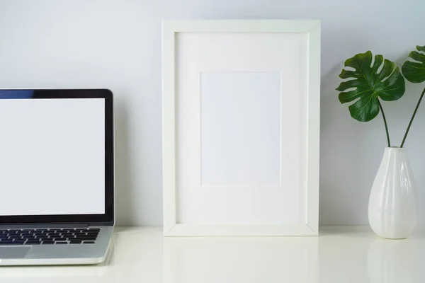 Moldura Branca Simular Com Computador Portátil Decoração Casa — Fotografia de Stock