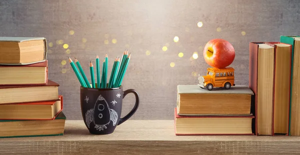 Ritorno Scuola Concetto Con Tazza Lavagna Schizzo Razzo Vecchi Libri — Foto Stock