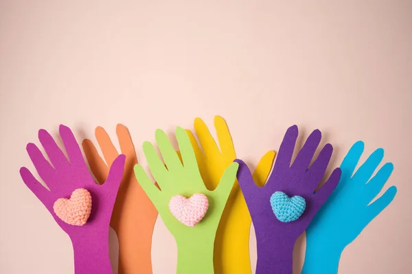 Concepto Diversidad Poder Las Personas Con Manos Papel Formas Corazón — Foto de Stock