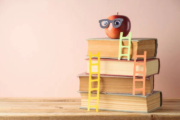 Концепция Возвращения Школу Книгами Забавным Симпатичным Яблоком Деревянном Столе — стоковое фото