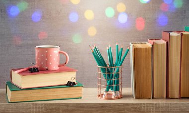 Kahve fincanı, kalem ve kitaplarla okul konseptine geri dönelim.