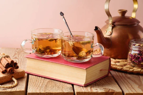 Tahta Masada Kurutulmuş Bitki Çayı Sağlıklı Yaşam Tarzı Kavramı — Stok fotoğraf