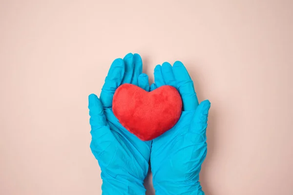 双手戴着蓝色的中间手套 保持心脏的形状 在Covid 19禽流感大流行期间 感谢医生和医务工作者 — 图库照片