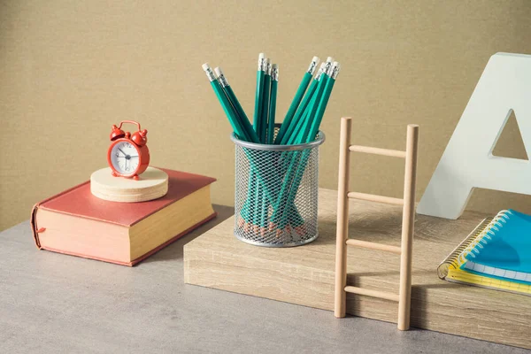 Volver Escuela Concepto Creativo Con Lápices Libros Despertador Composición Moderna —  Fotos de Stock