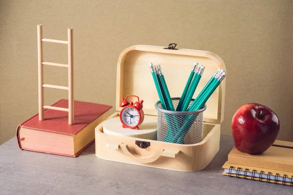 リンゴ スーツケースボックス付きの学校の創造的なコンセプトに戻ります 現代の静物画 — ストック写真