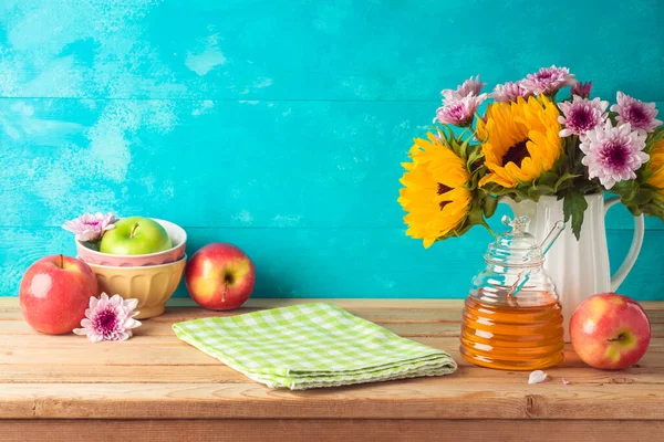 犹太假日Rosh Hashana背景 木桌上放着蜂蜜罐 苹果和向日葵 具有桌布和复制空间的厨房柜 用于产品展示 — 图库照片
