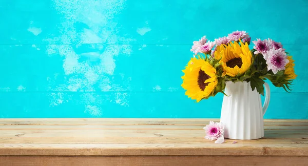 Ahşap Masada Ayçiçekleri Fotokopi Alanı Olan Güzel Bir Buket Mutfak — Stok fotoğraf