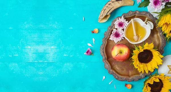 Yahudi Bayramı Rosh Hashana Bal Elma Ayçiçekli Mavi Ahşap Masa — Stok fotoğraf