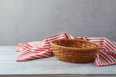 Üzerinde çizgili masa örtüsü olan boş bir sepet. Gıda veya ürün görüntüleme tasarım için modelleme.