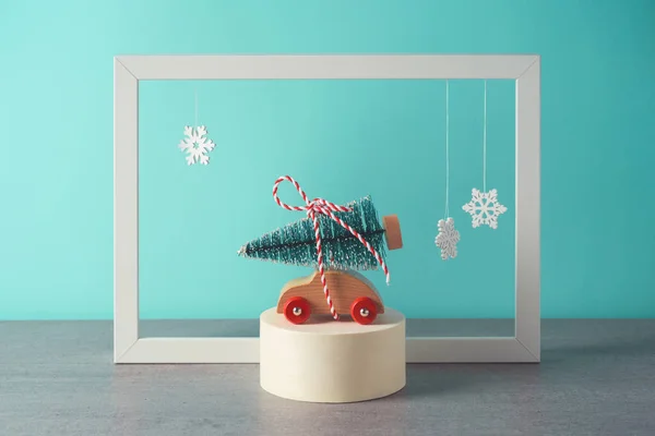 Concepto Vacaciones Navidad Con Coche Juguete Pequeño Árbol Navidad Temporada — Foto de Stock