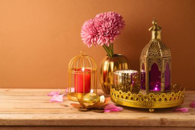 Diwali tatil evi süslemeleri ahşap masada.. 