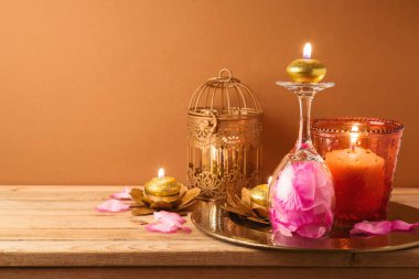 Diwali tatil evi süslemeleri ahşap masada..