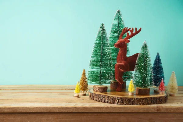 Weihnachtsdekor Konzept Mit Bunten Weihnachtsbäumen Und Rentieren Auf Holztisch Vor — Stockfoto