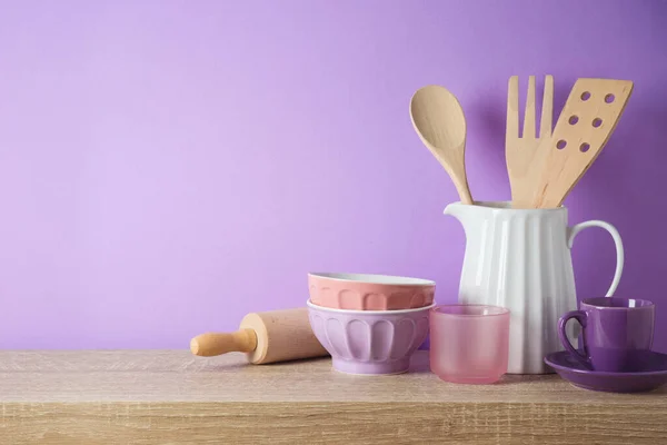 Keukengerei Vaatwerk Houten Plank Keuken Interieur Paarse Achtergrond — Stockfoto