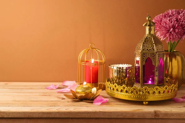 Diwali tatil evi süslemeleri ahşap masada..