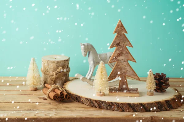 Wystrój Domu Bożego Narodzenia Drewnianym Stole Niebieskim Tle Sezon Zimowy — Zdjęcie stockowe