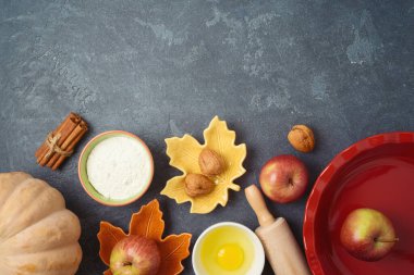 Şükran Günü 'nde elmalar ve balkabağı turtası malzemeleriyle yemek ve yemek pişirme.