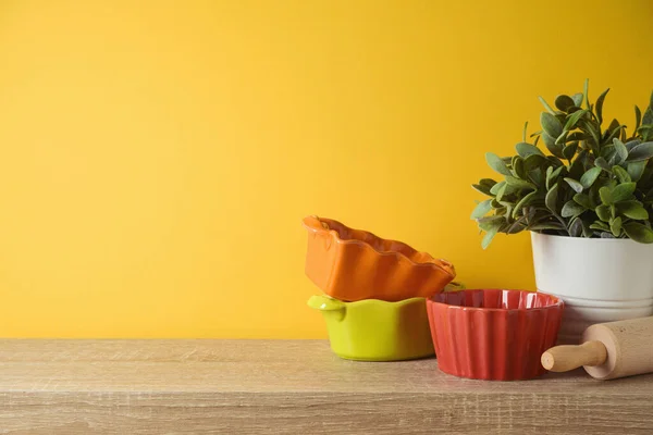 Fondo Interior Cocina Otoño Con Plantas Cuencos Colores Estante Madera —  Fotos de Stock