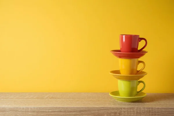 Kaffeetassen Holzregal Über Gelbem Wandhintergrund — Stockfoto