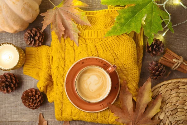 Concetto Stagione Autunnale Con Tazza Caffè Maglione Caldo Zucca Foglie — Foto Stock