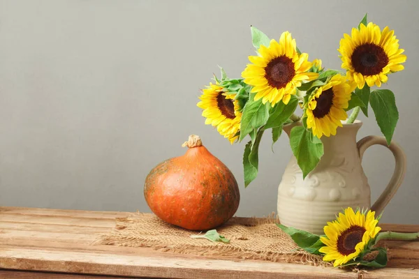 Herbst Hintergrund Mit Sonnenblumen Und Kürbis Auf Holztisch — Stockfoto