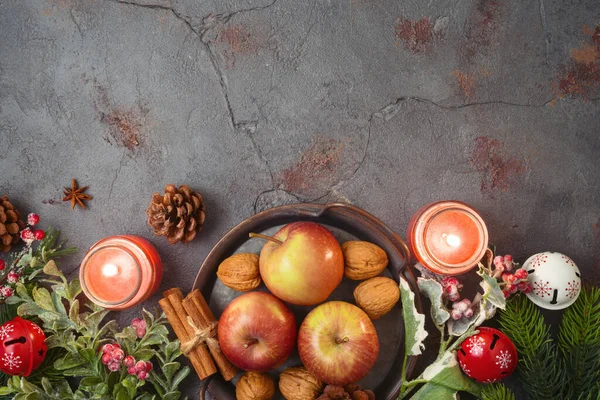 Weihnachtlicher Hintergrund Mit Äpfeln Walnüssen Und Kerzen Auf Einer Steinernen — Stockfoto