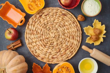 Şükran Günü 'nde elmalar ve balkabağı turtası malzemeleriyle yemek ve yemek pişirme.