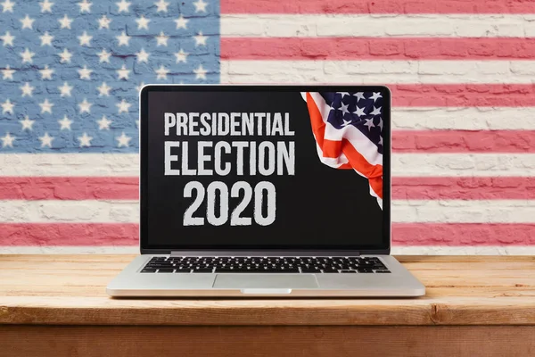 Concepto Elecciones Presidenciales 2020 Con Computadora Portátil Bandera Mesa Madera — Foto de Stock