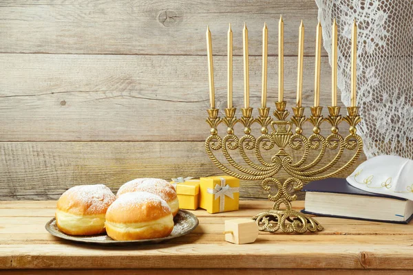 Judío Concepto Hanukkah Vacaciones Con Menorah Sufganiyah Caja Regalo Tapa — Foto de Stock