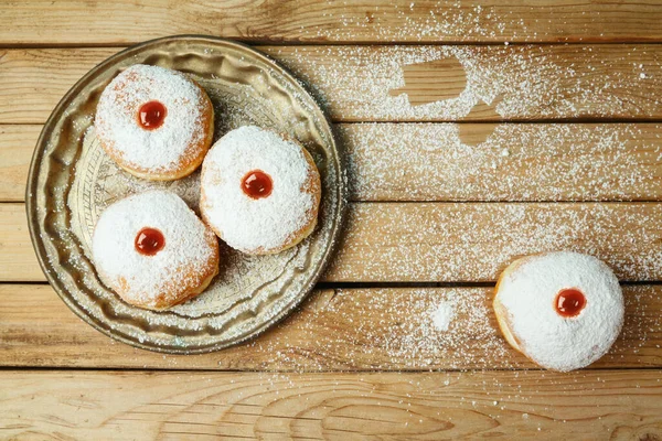 하누카 Hanukkah 컨셉트와 전통적 도넛으로 테이블 Sufganiyyah — 스톡 사진