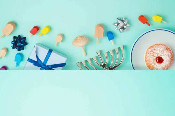 Joodse Vakantie Hanukkah Concept Met Menorah Sufganiyah Geschenkdoos Spinnen Top — Stockfoto