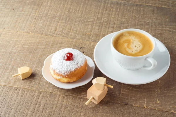 Koffiekopje Met Traditionele Donuts Sufganiyah Voor Joodse Vakantie Chanoeka Houten — Stockfoto