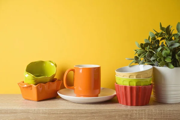 Herfst Keuken Interieur Achtergrond Met Plant Kleurrijke Kommen Koffiekop Houten — Stockfoto