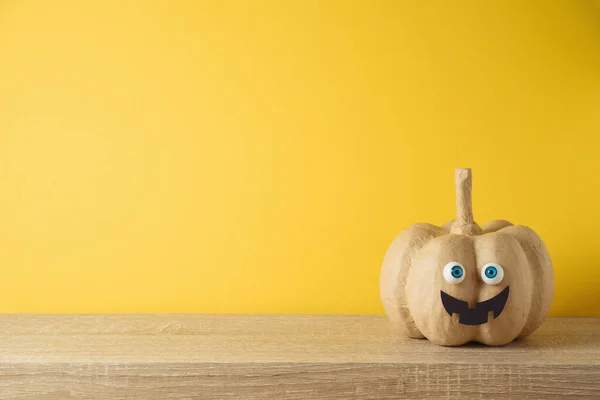 Concetto Festa Halloween Con Simpatico Arredamento Divertente Zucca Tavolo Legno — Foto Stock