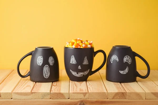 Halloween Concepto Creativo Vacaciones Con Tazas Café Pizarra Maíz Caramelo — Foto de Stock