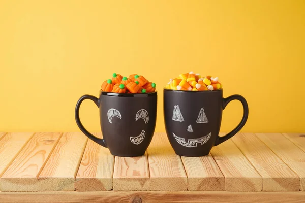 Halloween Concepto Creativo Vacaciones Con Tazas Café Pizarra Maíz Caramelo — Foto de Stock