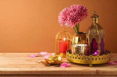 Diwali tatil mumları ve fener ahşap masada..