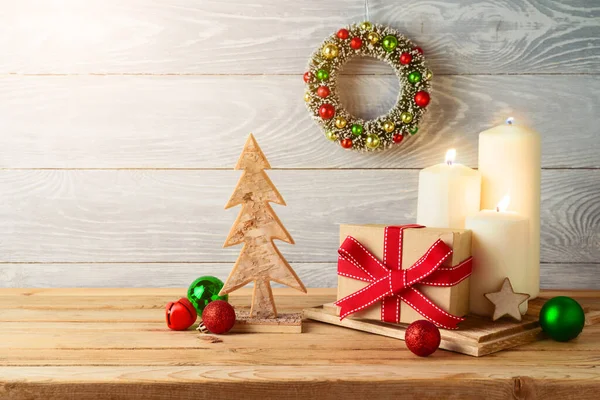 Weihnachten Hintergrund Mit Geschenkbox Schmuck Und Kerzendekor Auf Holztisch Wintergrußkarte — Stockfoto